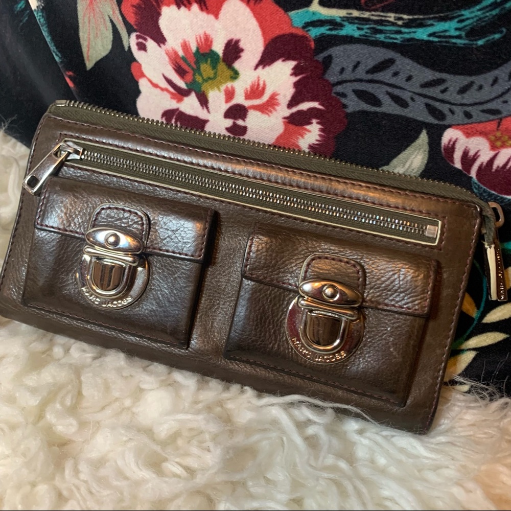 Marc Jacobs Zip Clutch Wallet in Brown with Silver Hardware - Picture 3 of 16